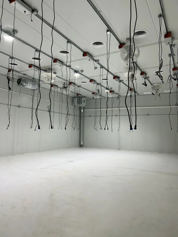 Open hall lined with Insulated Metal Panels (IMP)